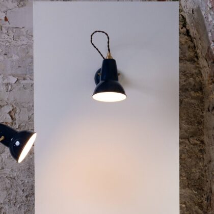 Levné svítidlo od značky Anglepoise tmavě modrá ocel/mosaz