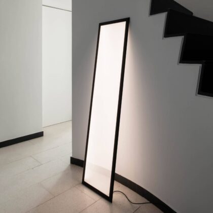 Levné svítidlo od značky Artemide černý; opálový technopolymer/hliník