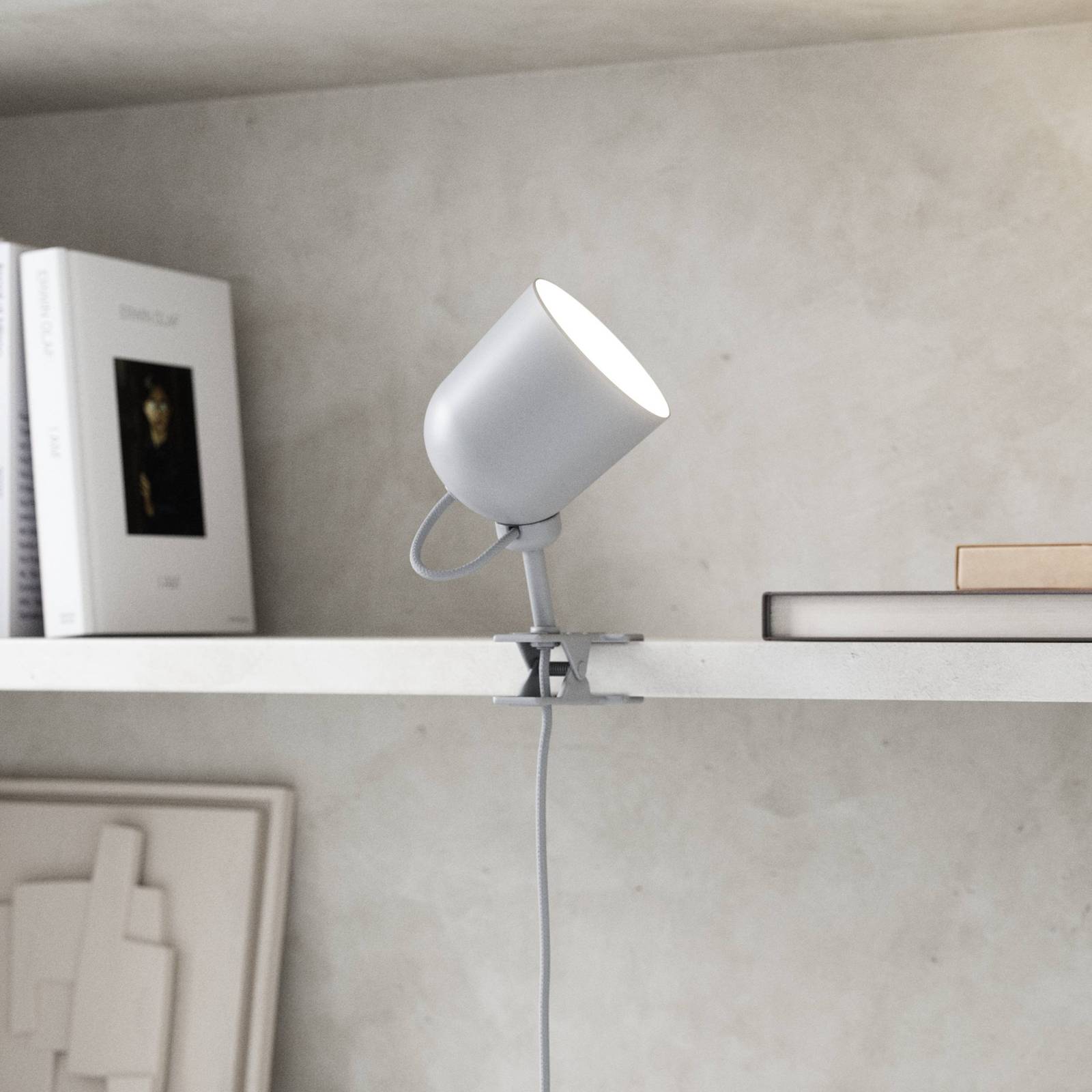Levné světlo DFTP by Nordlux Světlo se svorkou Angle Levné svítidlo od značky DFTP by Nordlux šedý/bílý kov/plast