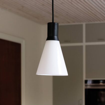 Levné svítidlo od značky Dyberg Larsen matná černá/opálová kov/sklo