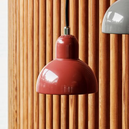 Levné svítidlo od značky FRITZ HANSEN rezavě červená Ocel/pochromovaná mosaz