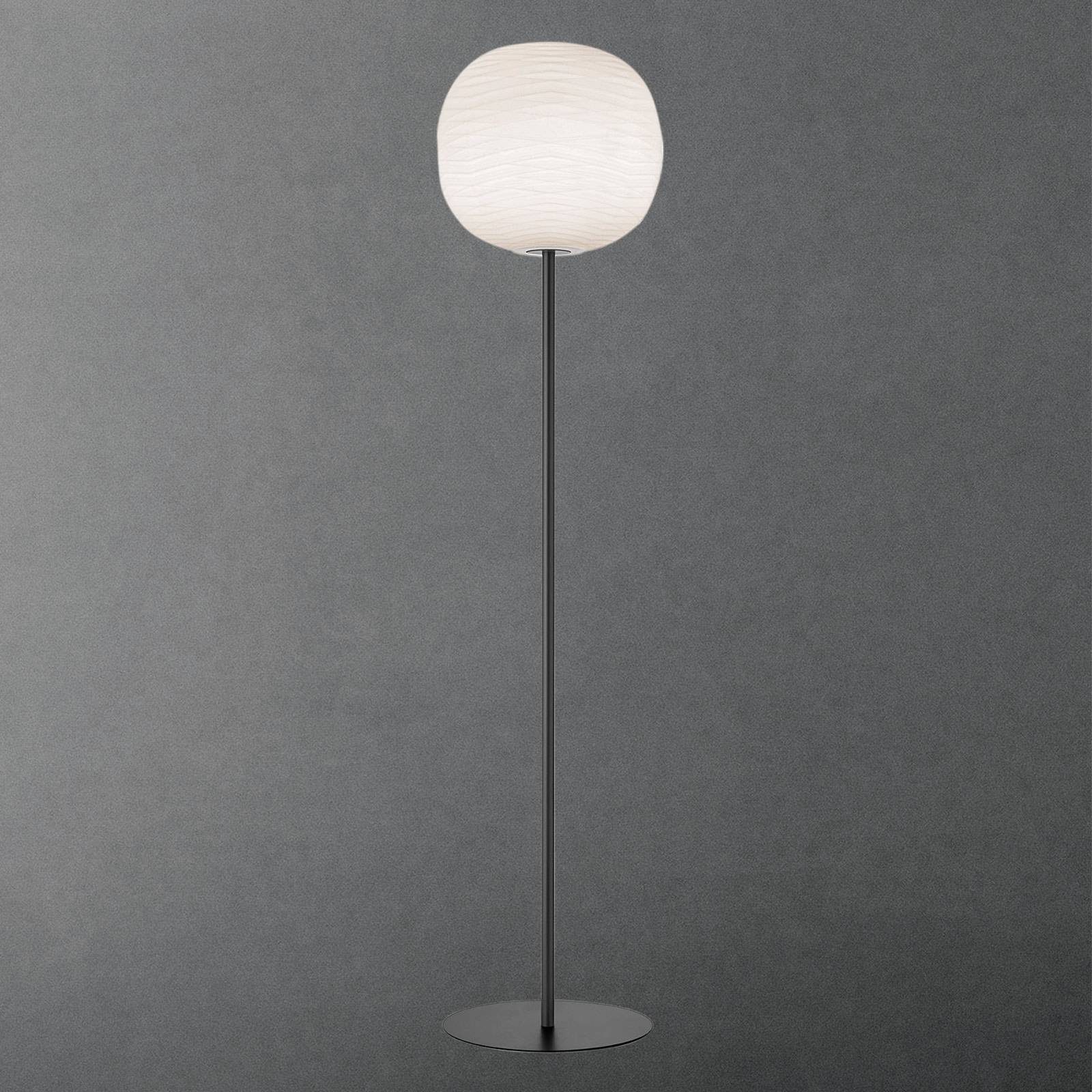 Levné světlo Foscarini Gem terra stojací lampa Levné svítidlo od značky Foscarini bílá satinovaná/grafit sklo foukané/kov