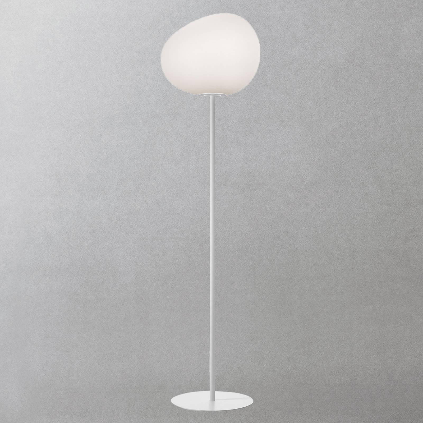 Levné světlo Foscarini Gregg grande stojací lampa Levné svítidlo od značky Foscarini bílá satinovaná/bílá sklo foukané/kov