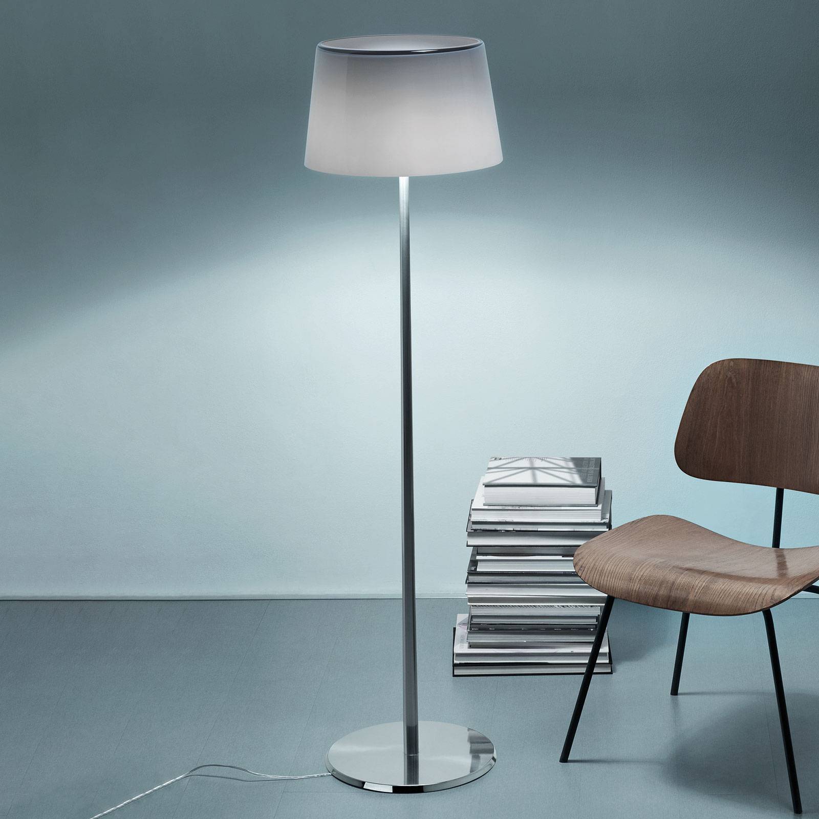Levné světlo Foscarini Lumiere XXL stojací lampa hliník/bílá Levné svítidlo od značky Foscarini bílá satinovaná/hliník leštěný foukané sklo/hliník