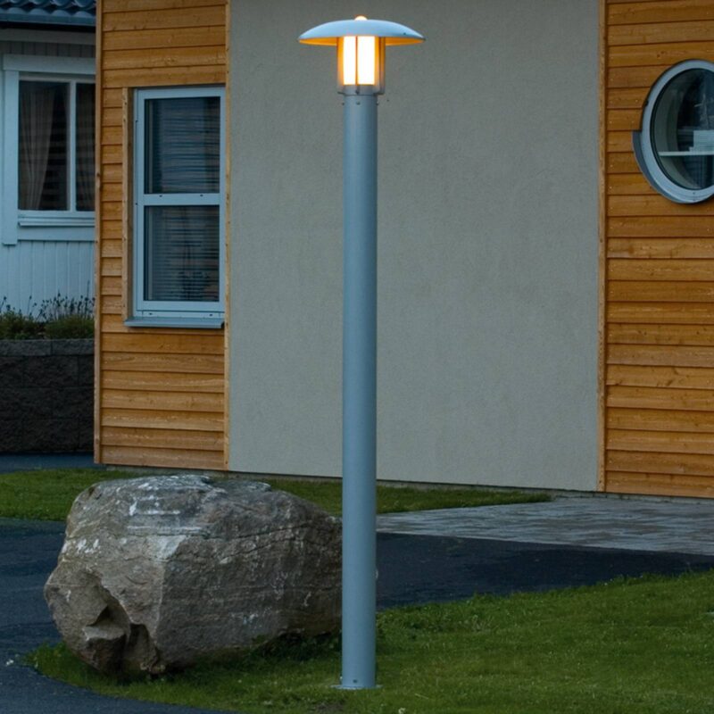 Levné svítidlo od značky Konstsmide stříbrná/bílá opálová hliník/sklo