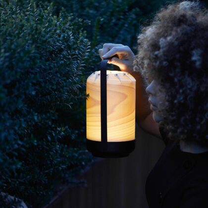 Levné svítidlo od značky LZF LamPS buk/černá dřevěná dýha/kov