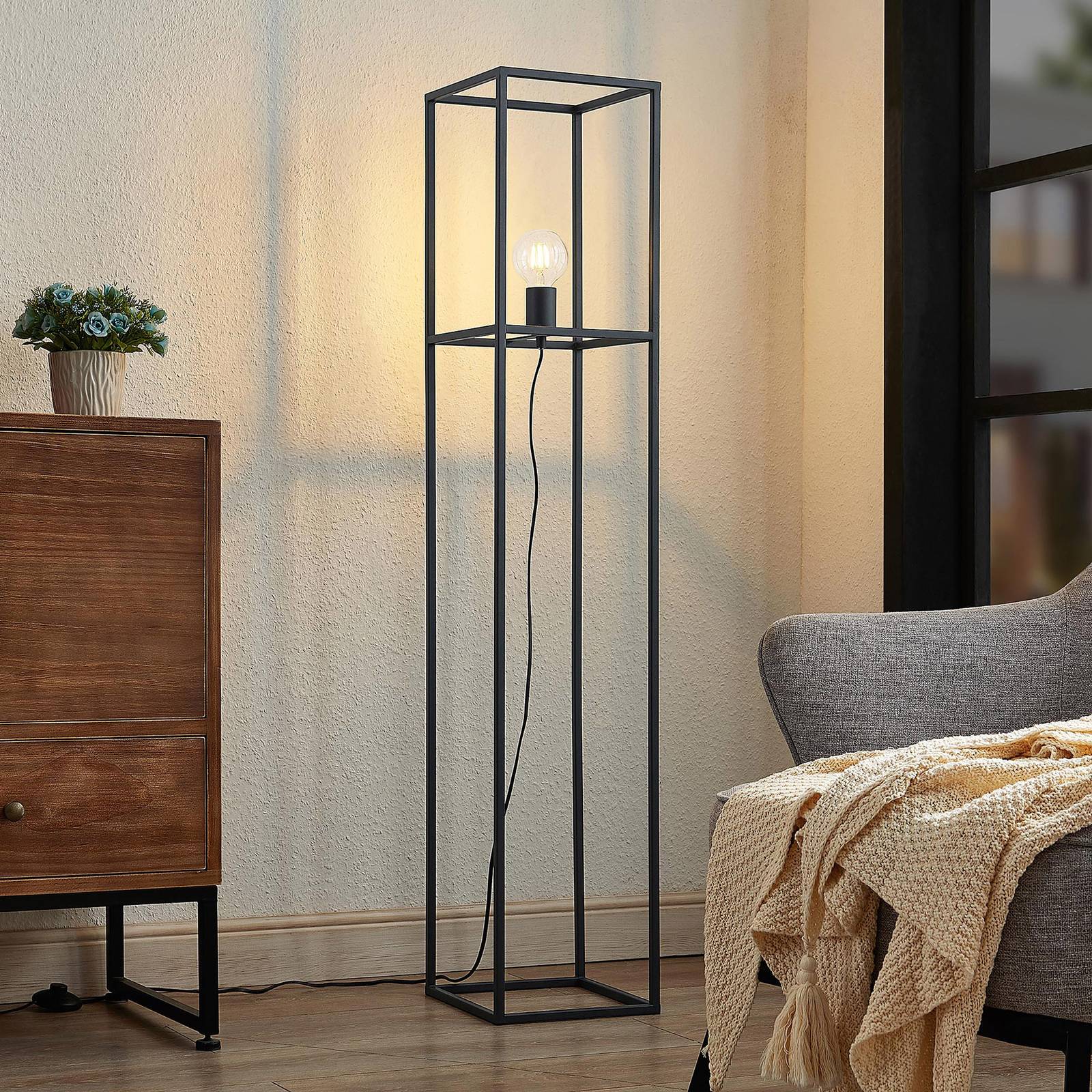 Levné světlo Lindby Jordana stojací lampa Levné svítidlo od značky Lindby černá ocel