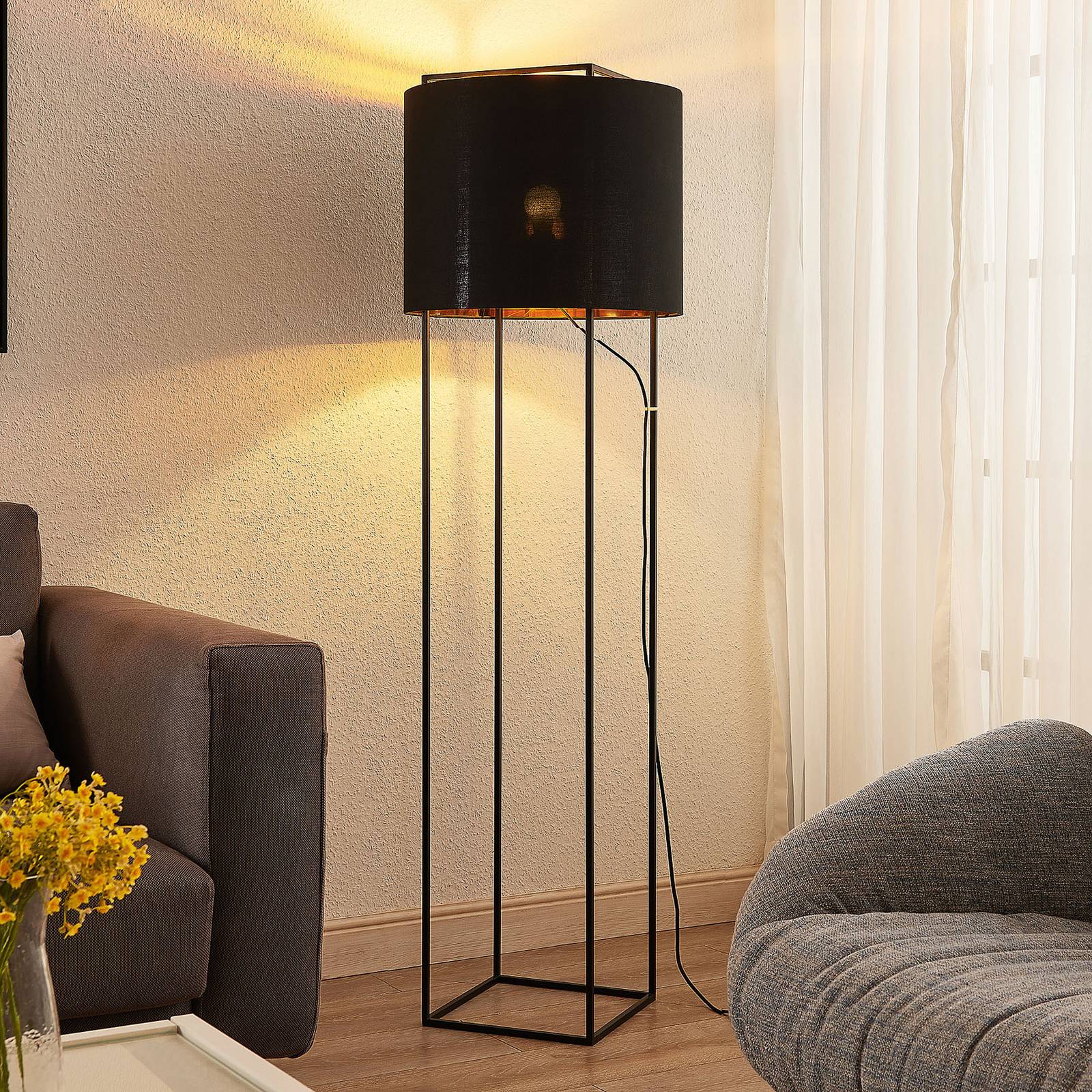 Levné světlo Lindby Kesta stojací lampa látka podstavec 4 tyče Levné svítidlo od značky Lindby černá/zlatá látka/ocel
