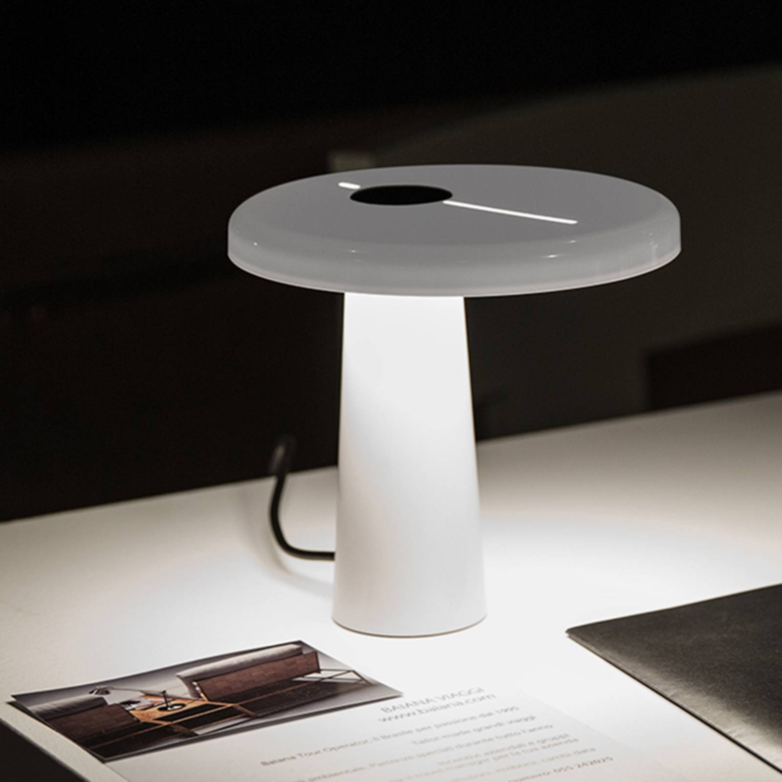 Levné světlo Martinelli Luce Hoop - LED stolní lampa v bílé Levné svítidlo od značky Martinelli Luce bílá pryskyřice/methakrylát