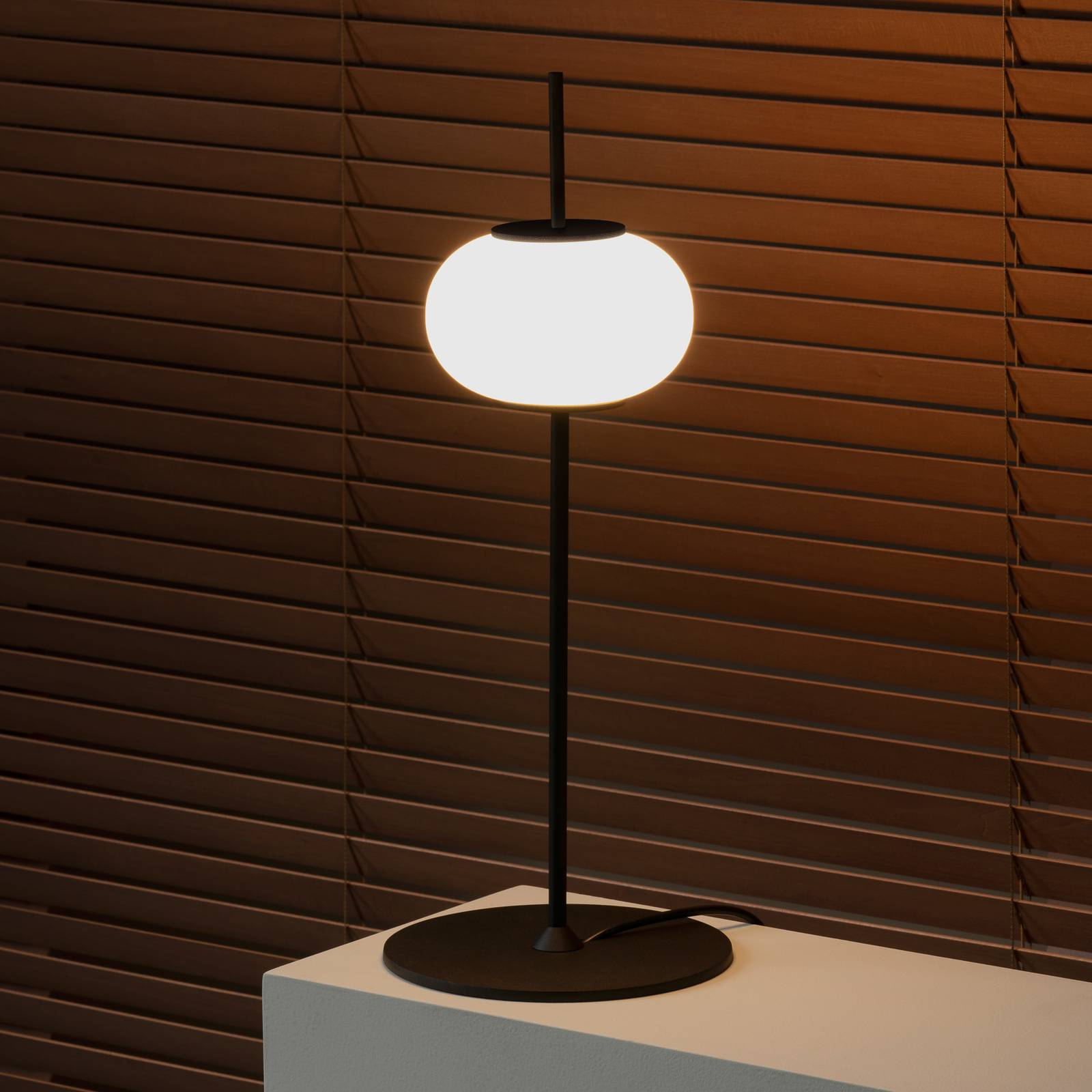 Levné světlo Milan Iluminación Astros stolní lampa s opálovým stínidlem Levné svítidlo od značky Milan Iluminación černá (RAL9005)/opálová Zamak tlakový odlitek/sklo
