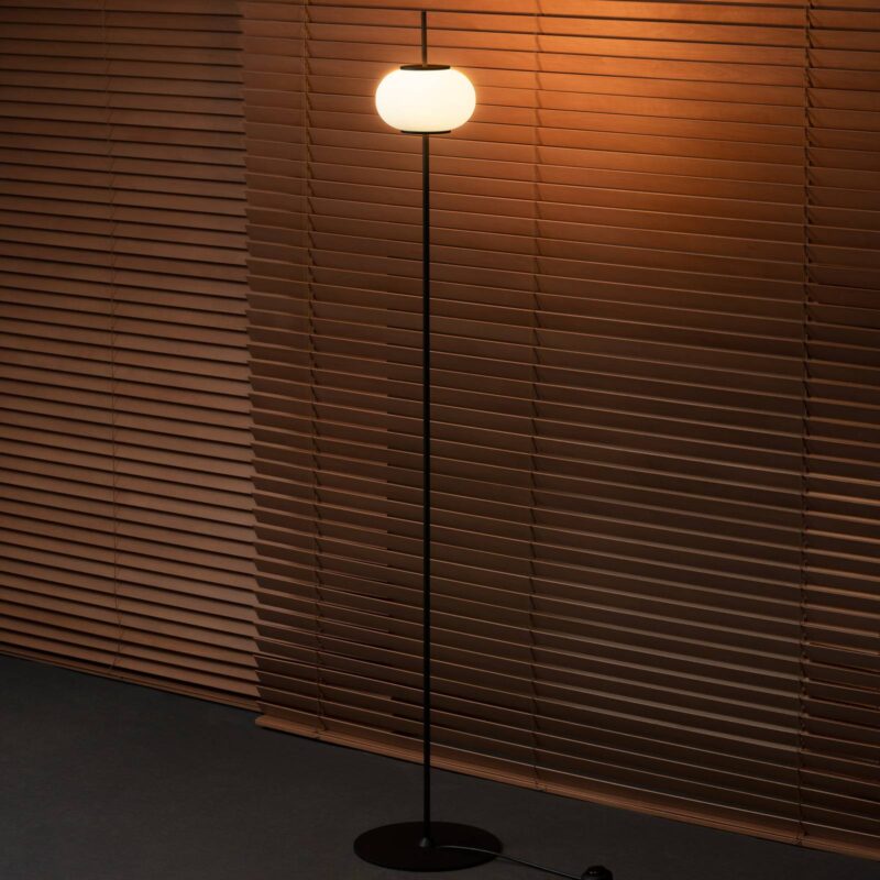 Levné svítidlo od značky Milan Iluminación černá (RAL9005)/opál Zamak vstřikování/sklo