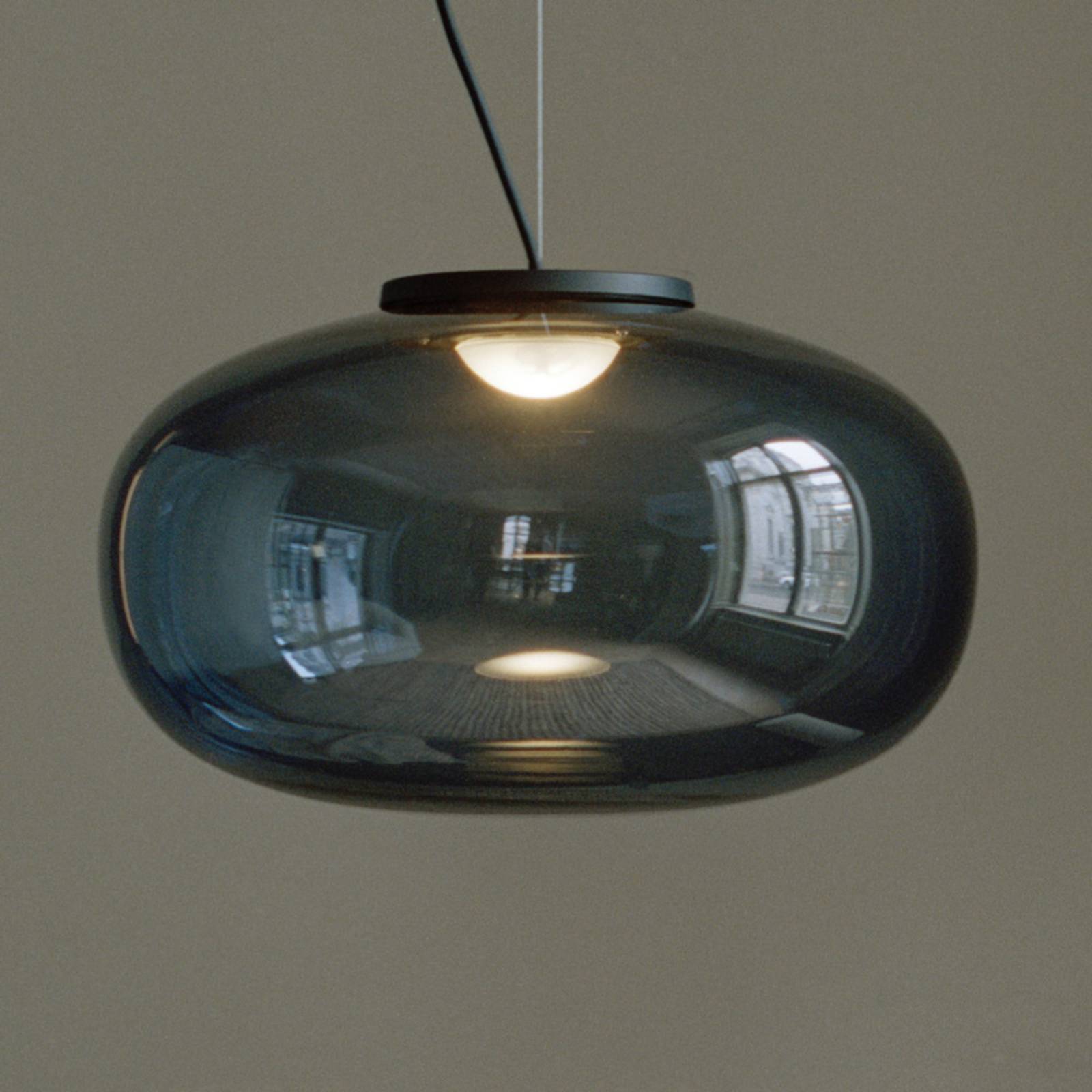 Levné světlo New Works Karl-Johan Velká závěsná lampa Levné svítidlo od značky New Works kouřově šedá Hliník/sklo