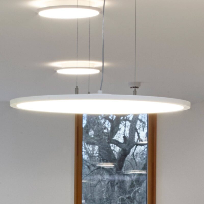 Levné svítidlo od značky Performance in Lighting bílá/opálová Hliník/plast/ocel