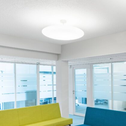 Levné svítidlo od značky Regent Lighting bílá plast