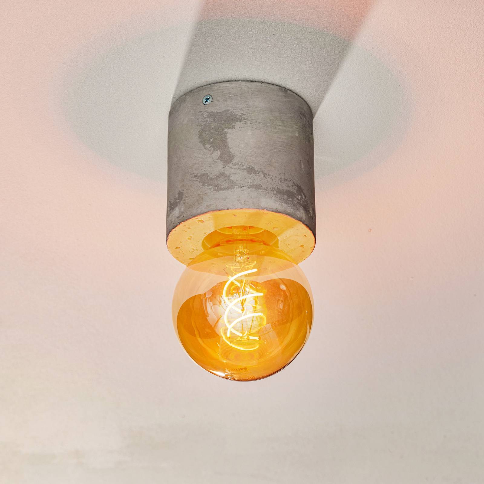 Levné světlo SOLLUX LIGHTING Stropní světlo Akira z betonu ve tvaru válce Levné svítidlo od značky SOLLUX LIGHTING betonově šedá beton
