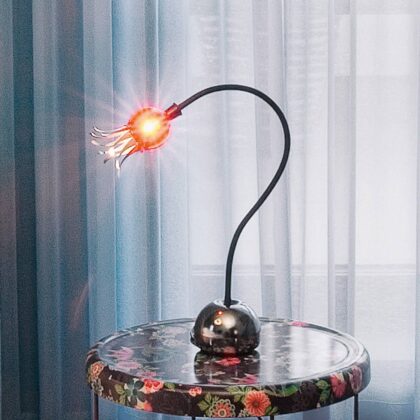 Levné svítidlo od značky Serien Lighting černá/rubínově červená sklo/hliník opláštěný textilem/nerezová ocel/bimetal